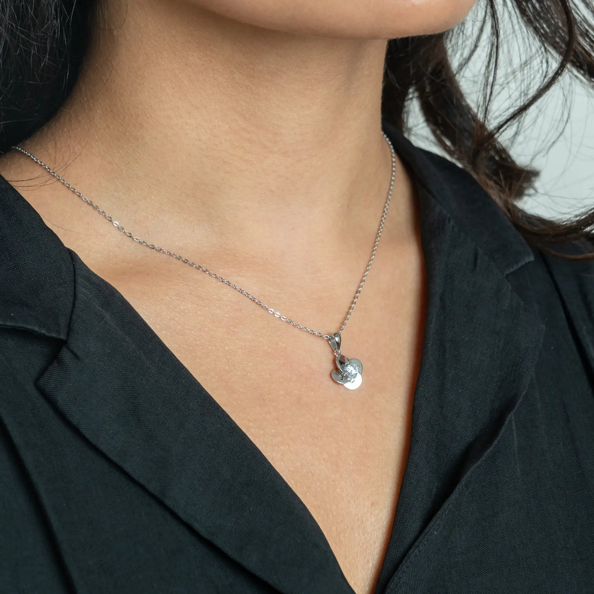 Minimalist Flora 925 Silver Necklace — detail view 3