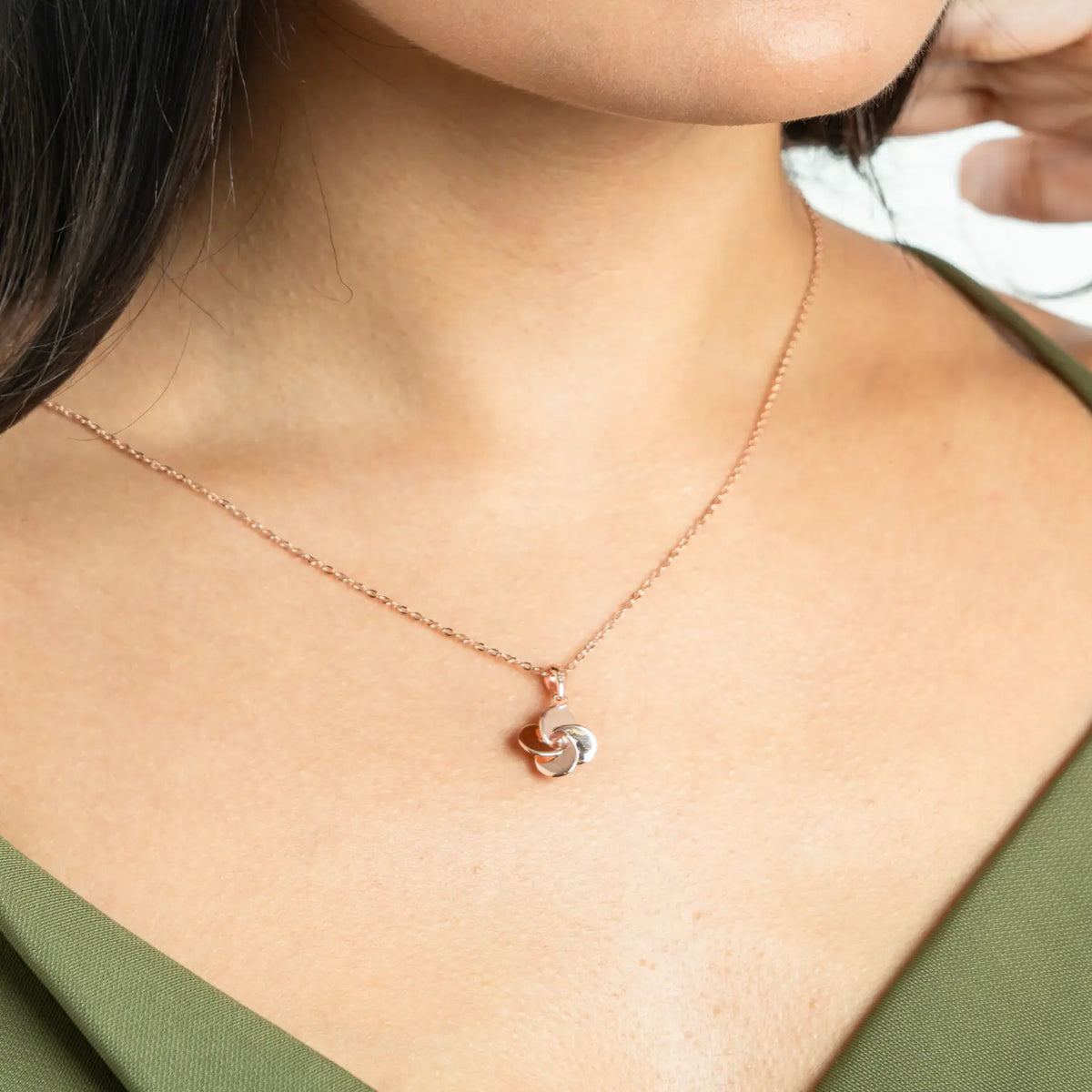 Minimalist Flora 925 Silver Necklace — detail view 4